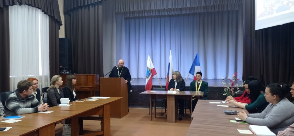Настоятель храма иерей Александр Ермошин принял участие в заседании круглого стола по вопросу гармонизации межнациональных отношений