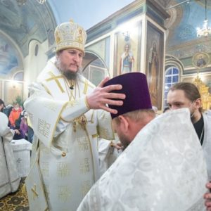 Настоятель нашего храма отец Александр Ермошин получил право ношения камилавки