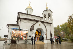 Архиереи Саратовской митрополии совершили Великое освящение храма великомученика Георгия Победоносца г. Покровска (Энгельса) и Божественную литургию в новоосвященном храме