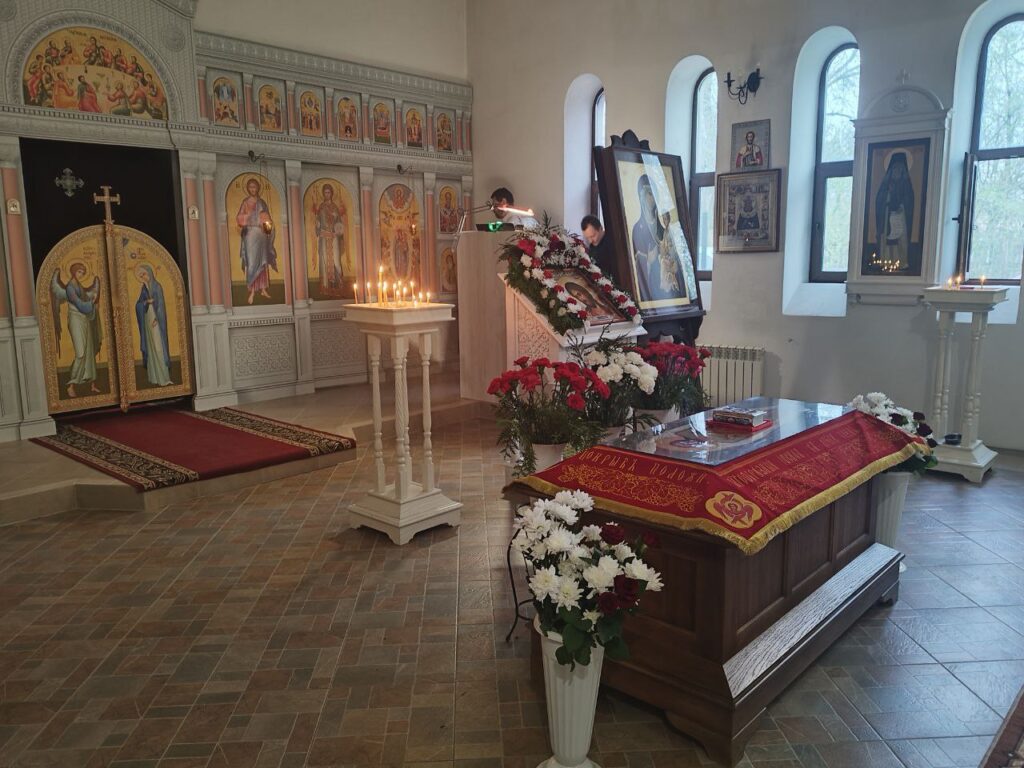 В нашем храме прошли богослужения с выносом Плащаницы и Чином погребения
